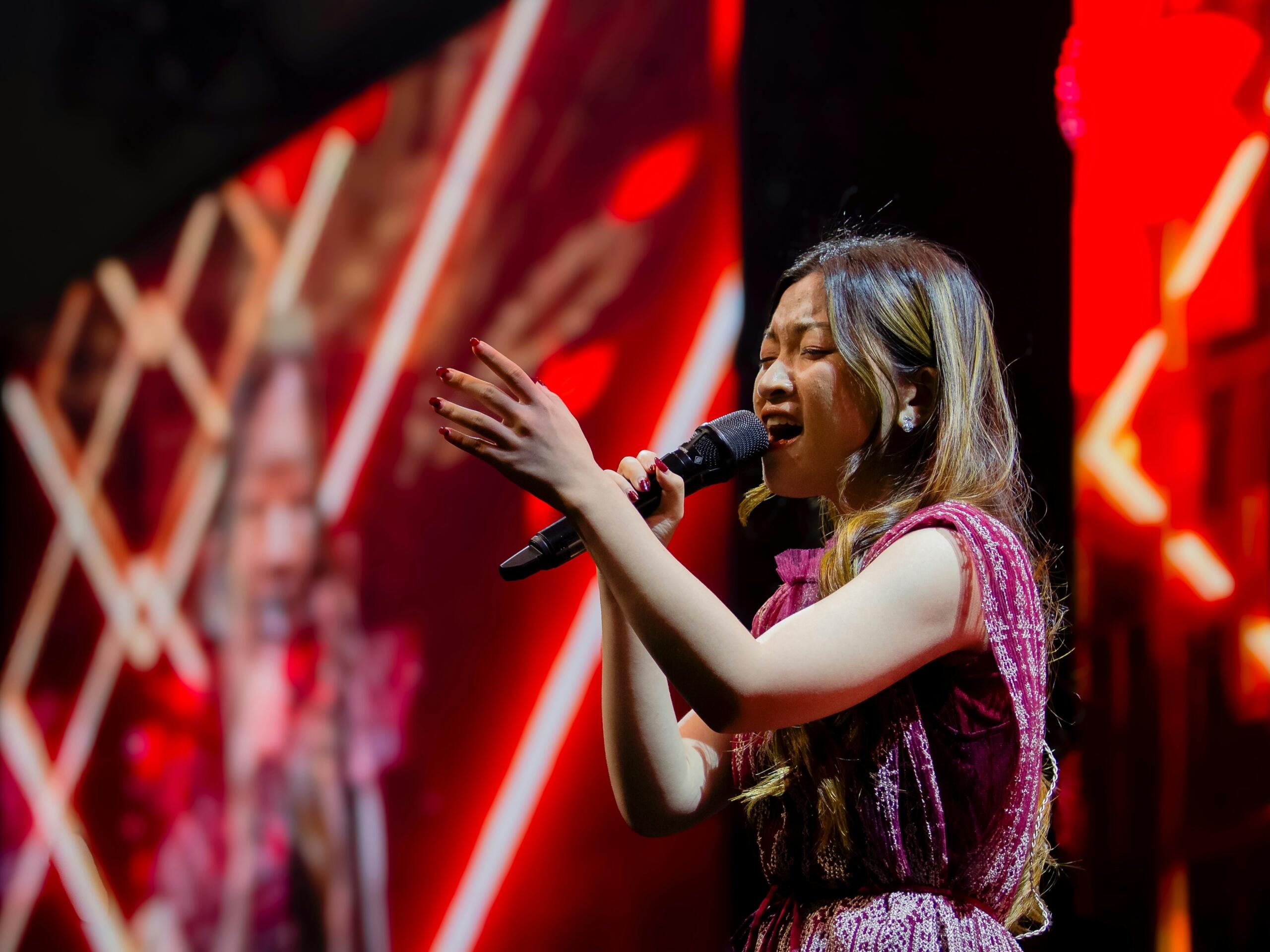 Kandidaat tijdens auditie optreden van The Voice. Bron: Ridho Jr., via Unsplash.