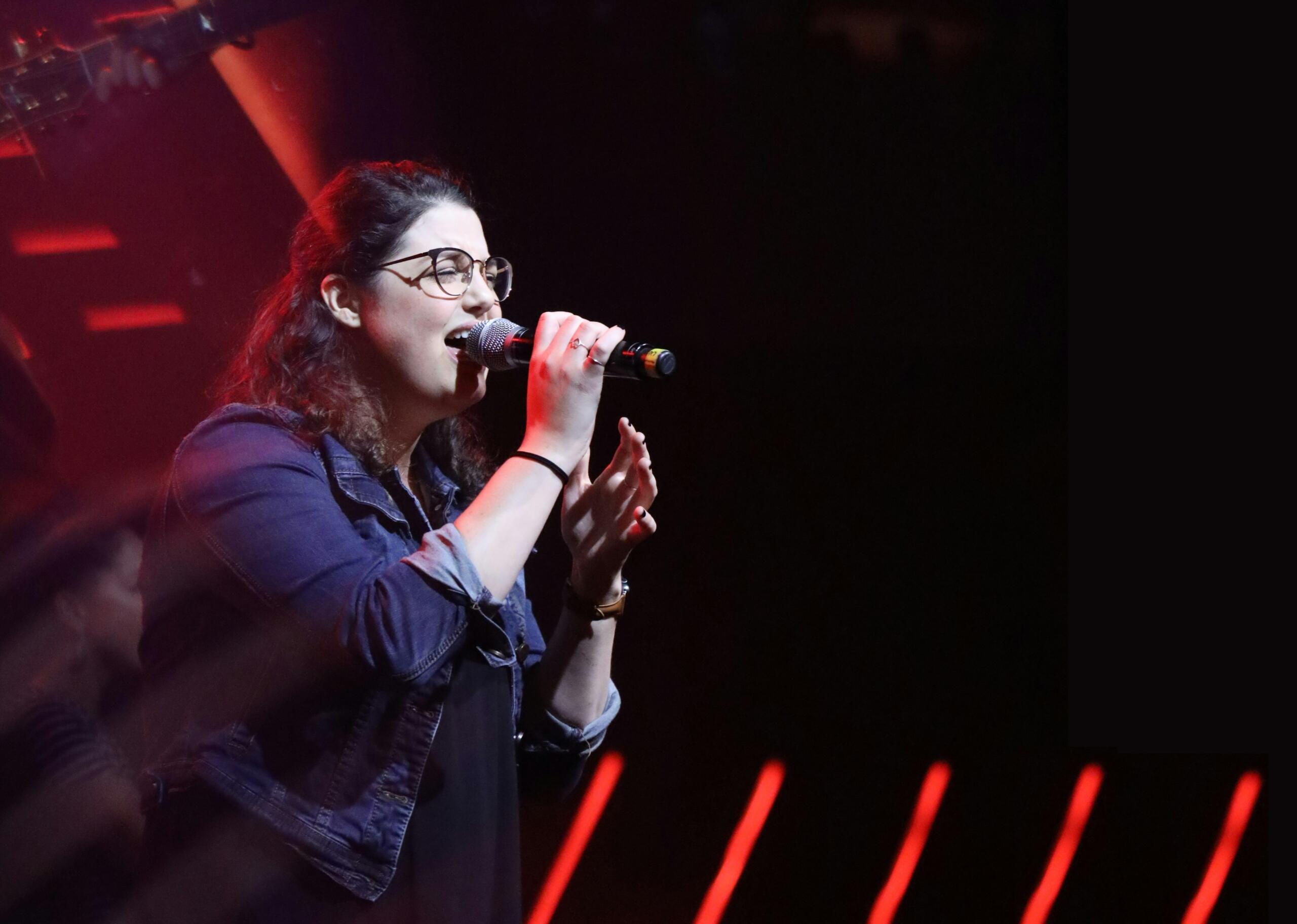 Zangers krijgen in populaire muziekprogramma’s op tv de kans om hun talent te tonen aan een groot publiek. Bron: Baylee Gramling, via Unsplash.