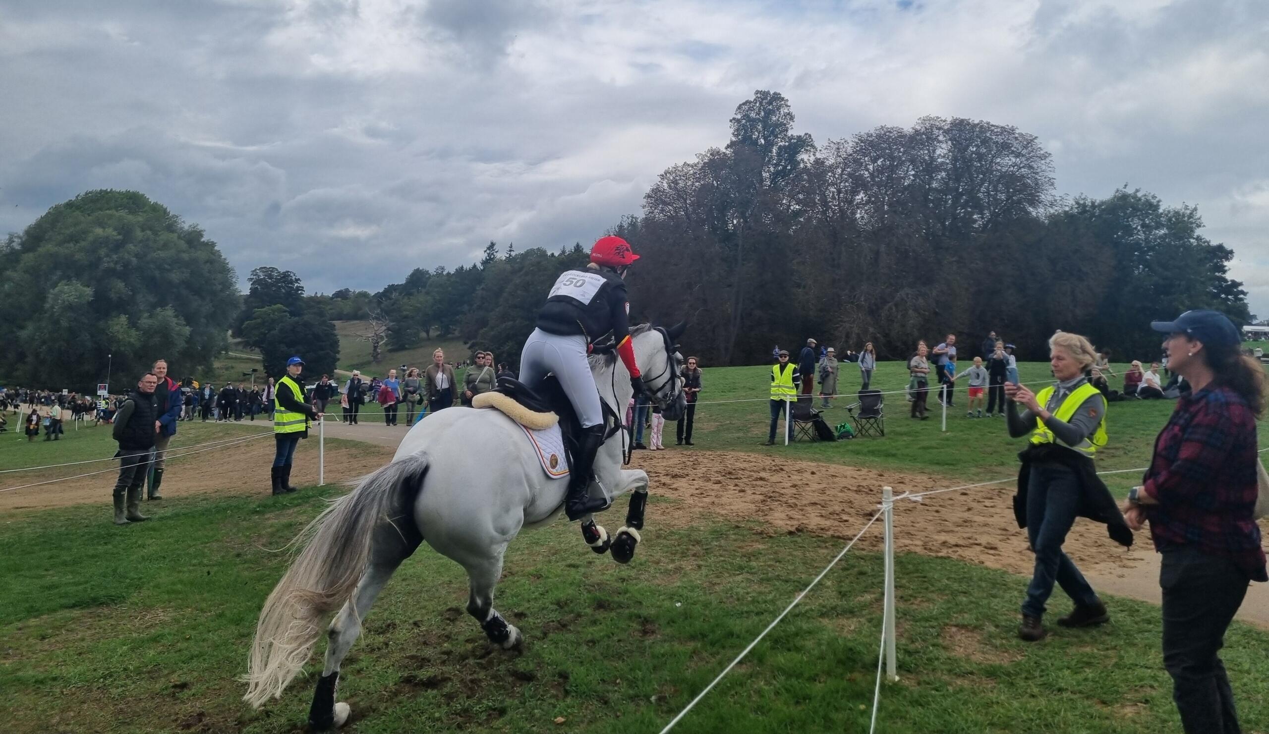 Belgische eventingruiter Lara de Liedekerke-Meier tijdens het Europees kampioenschap van 2025 | Bron: Bearas, via Wikimedia Commons