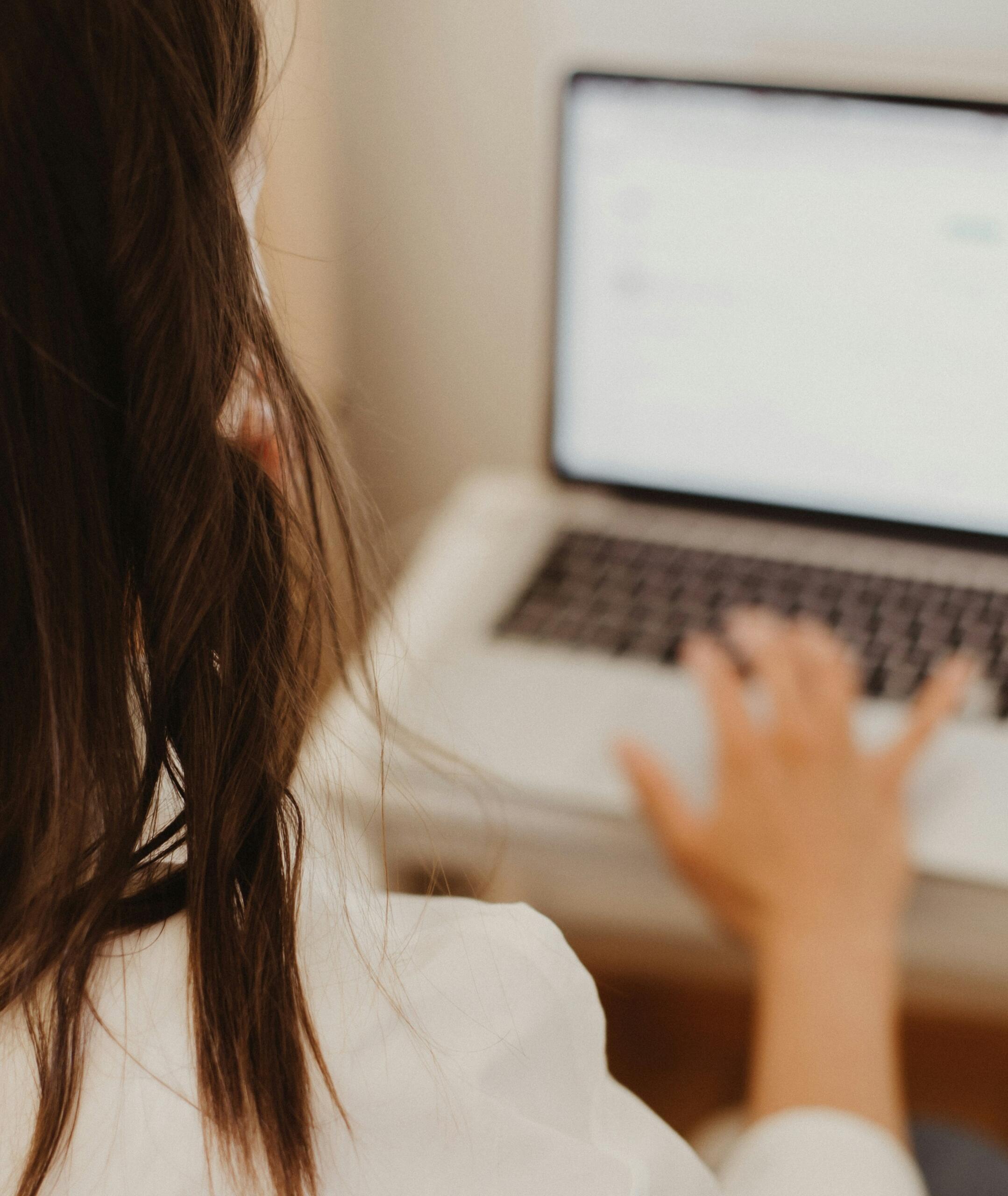 Voormalig docent werkt als schrijver op laptop vanuit huis | Ellie Ellien, via Unsplash