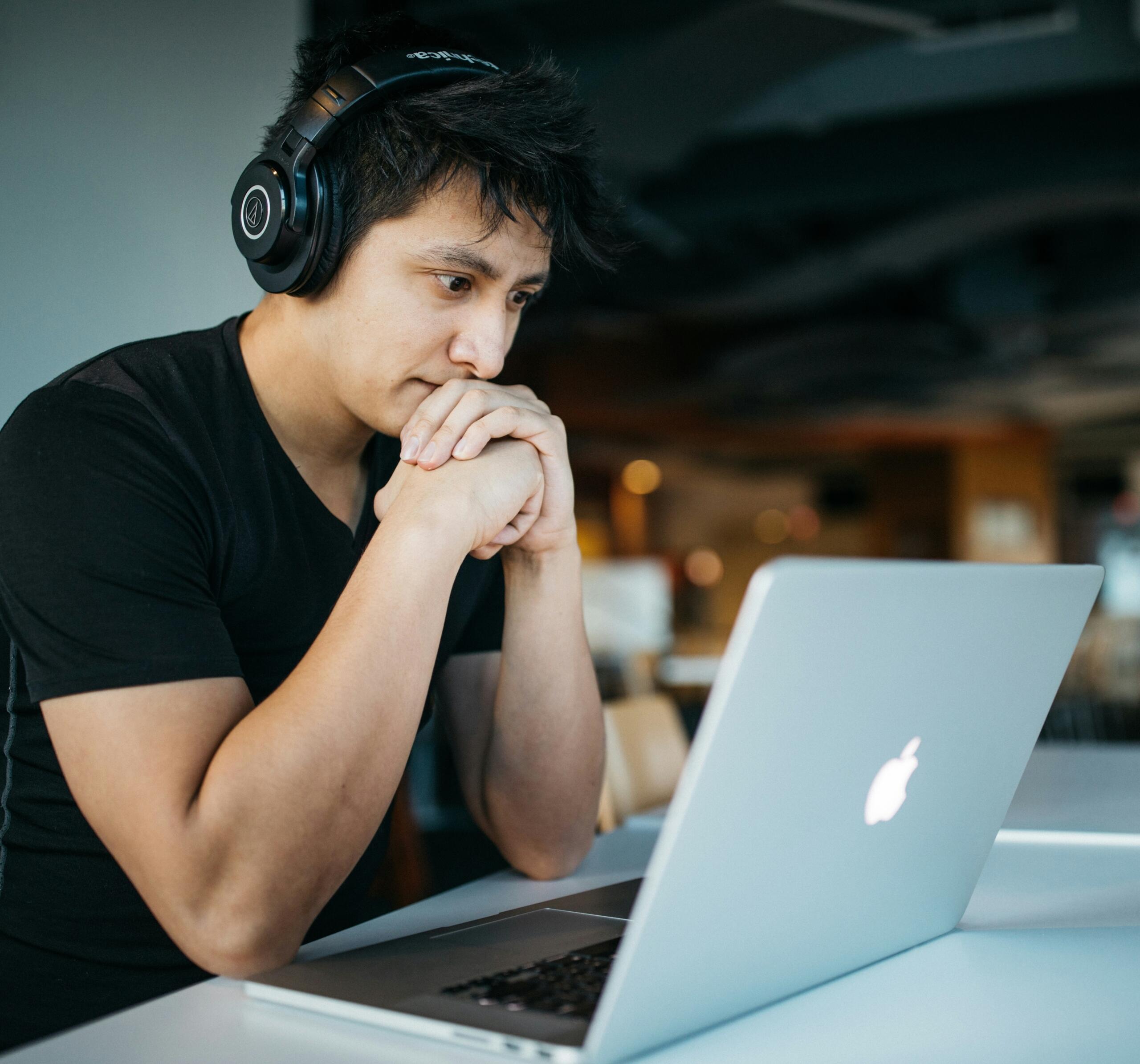 Persoon denkt na over carrièreswitch en volgt opleiding op laptop | Wes Hicks, via Unsplash