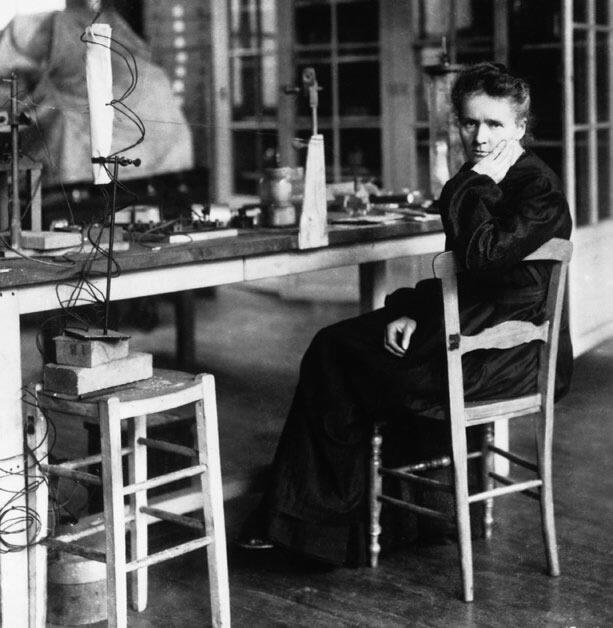 Scheikundige Marie Curie in haar laboratorium, ergens begin 20e eeuw.