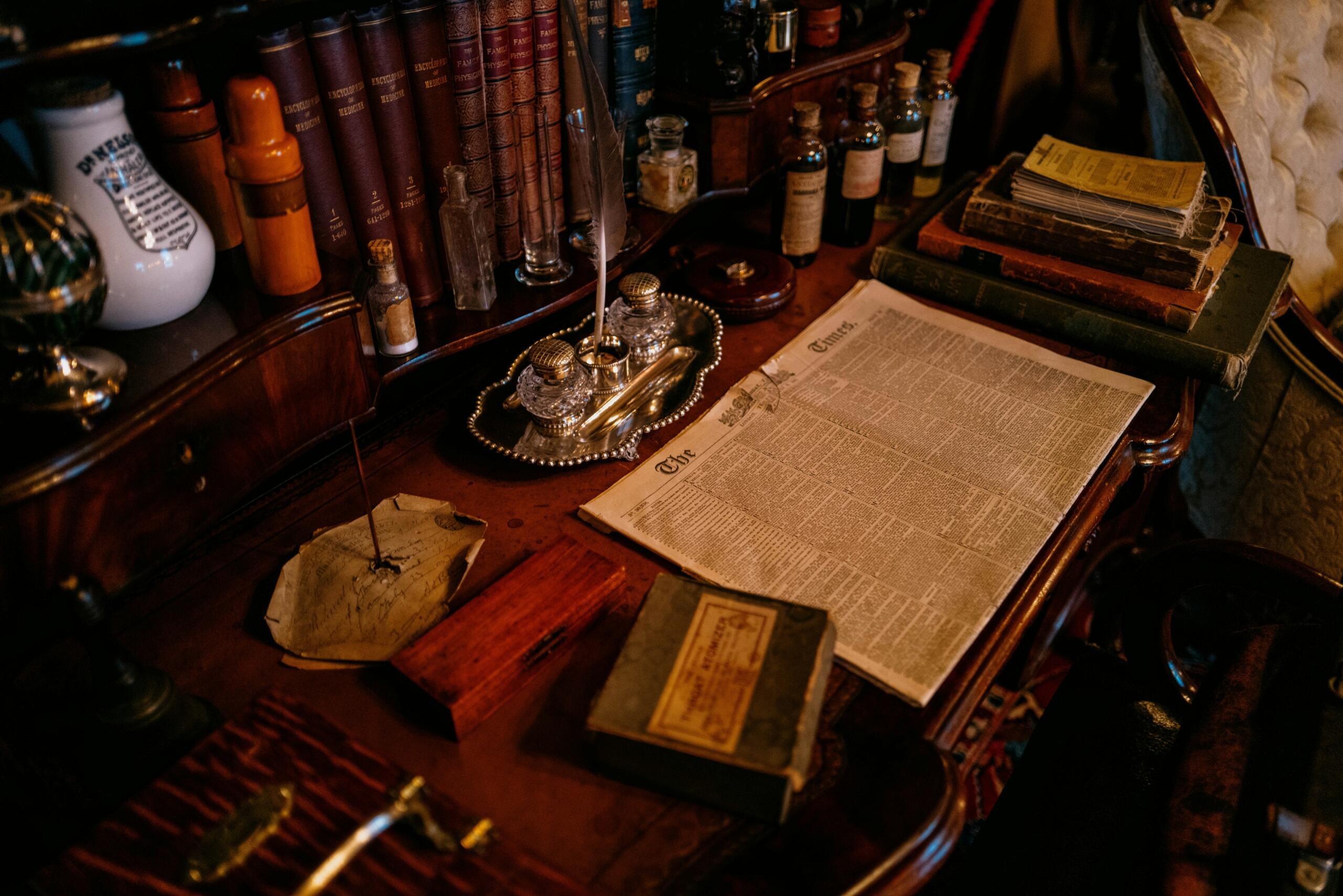 Oud bureau met boeken, papieren en een inktpot