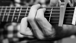 Choisir ses cordes de guitare en fonction de son jeu.