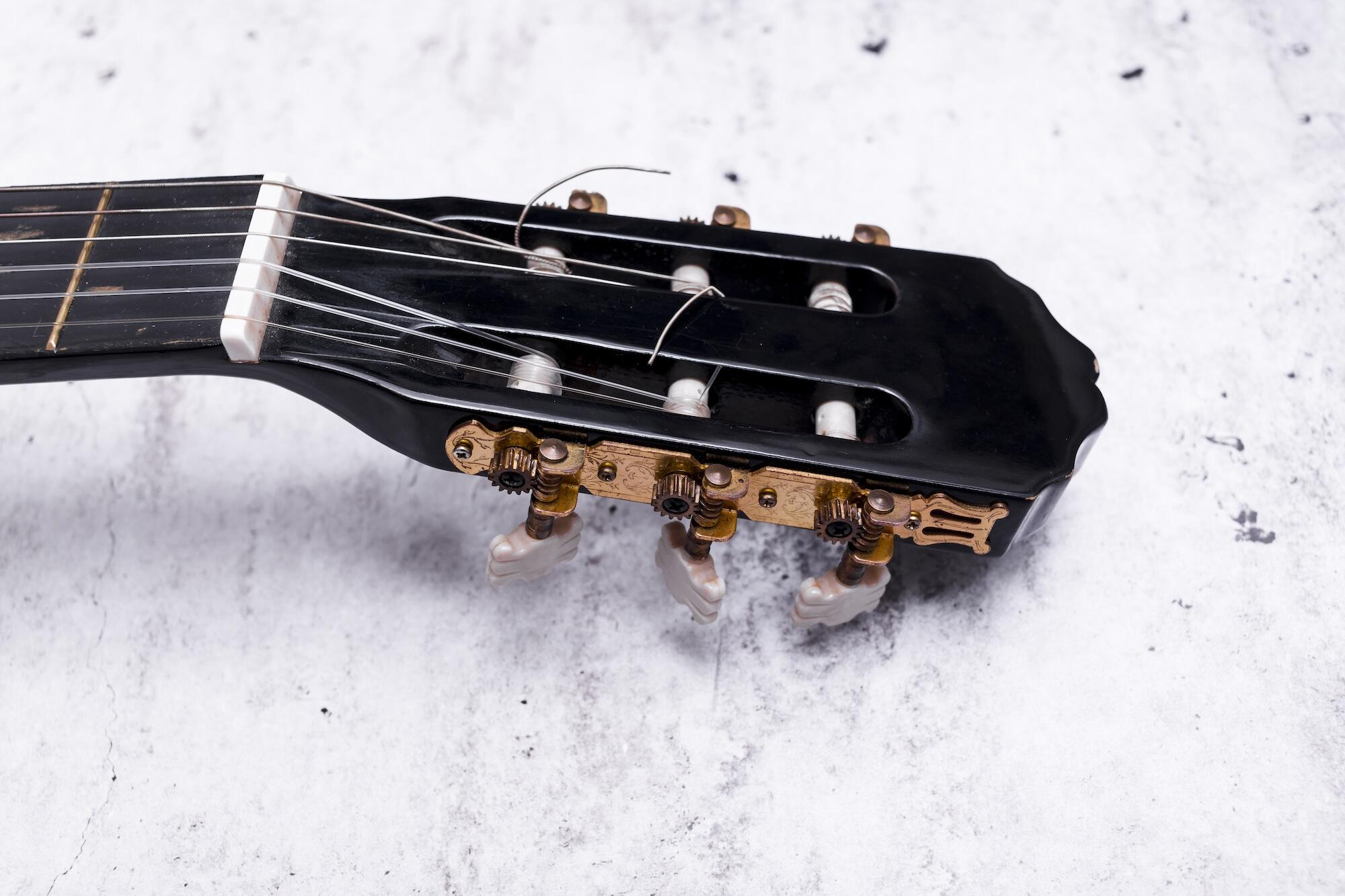 Gros plan sur le manche d'une guitare
