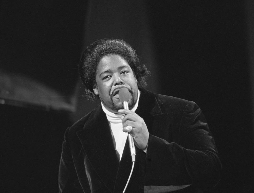 Barry white avait une magnifique voix de tête . Il faisait jouer ses muqueuses et la vibration de sa glotte en chantant.