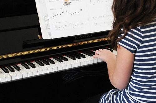 Pour les plus jeunes, les cours particuliers de piano permettent de progresser rapidement.