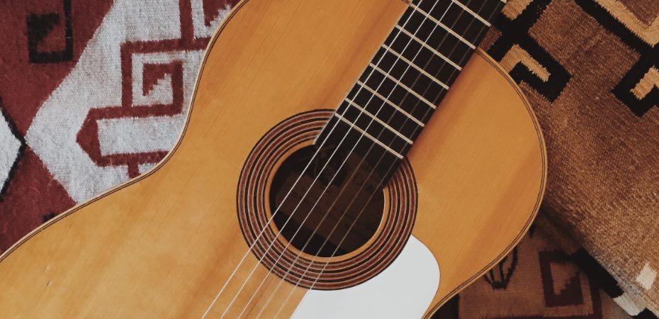 Jouer de la guitare participe au développement des enfants.