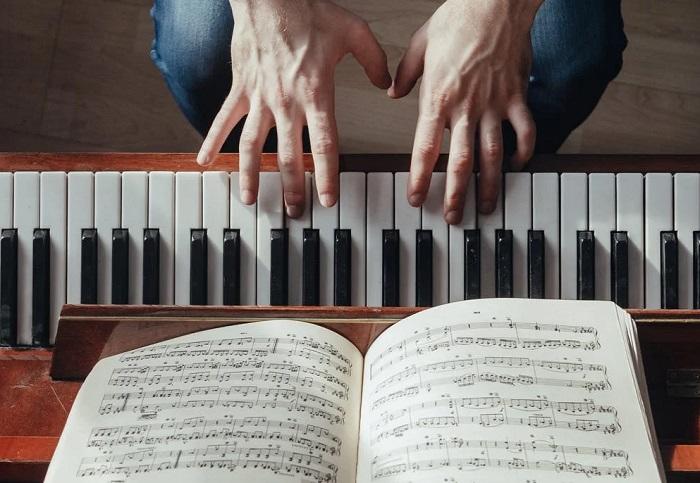 Comment commencer une chanson au piano ?