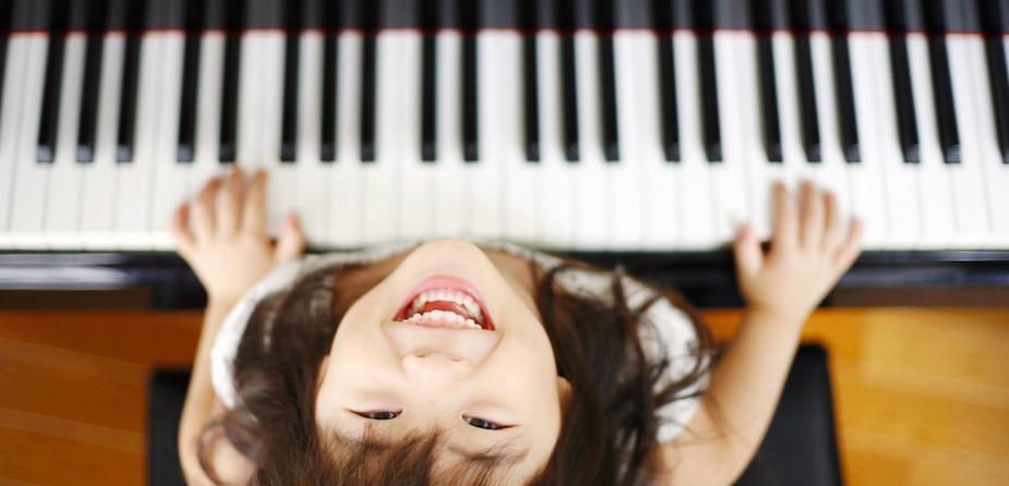 fillette heureuse de pratiquer le piano