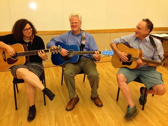 Aller dans une association ou un centre culturel pour apprendre à jouer de la guitare.