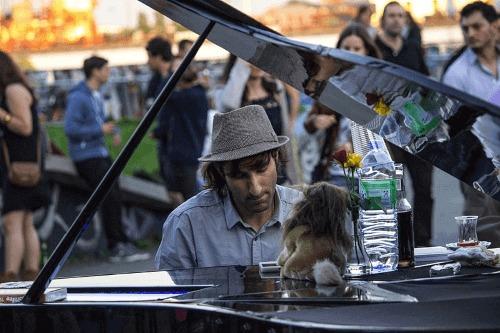 Le pianiste de rue Klavierkunst avait déjà joué sur la Place de la République peu après les attentats de Charlie Hebdo.