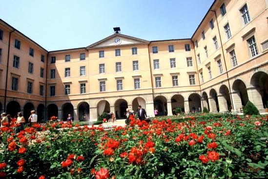 Apprendre la guitare au conservatoire de Lyon.