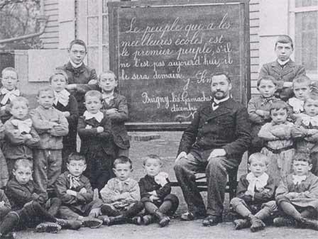 Avec les lois Ferry, dès 1881, l’école devient gratuite et accessible à tous, permettant de réduire considérablement les inégalités sociales entre les élèves. 