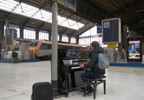 Le piano de la gare Montparnasse est régulièrement accordé par le constructeur Yamaha pour permettre aux musiciens d'illustrer leur talent.