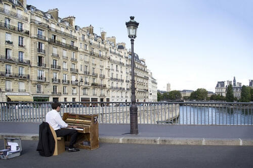 Une fois l’opération « Play Me, I’m Yours » à Paris terminée, les pianos sont offerts à des hôpitaux, centres sociaux et/ou culturels en Ile-de-France.