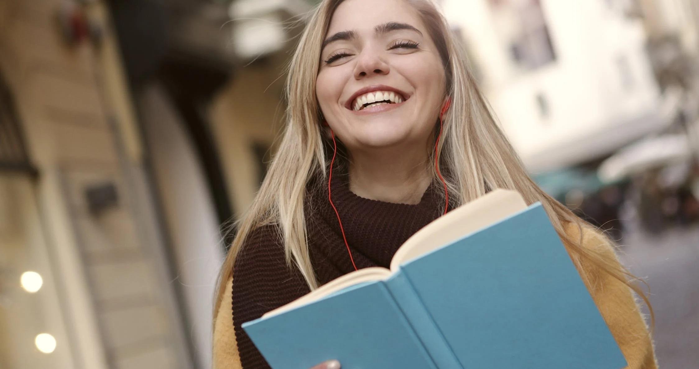 Une personne lit un livre en français