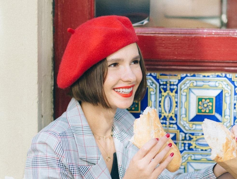 Une personne mangue une baguette. 