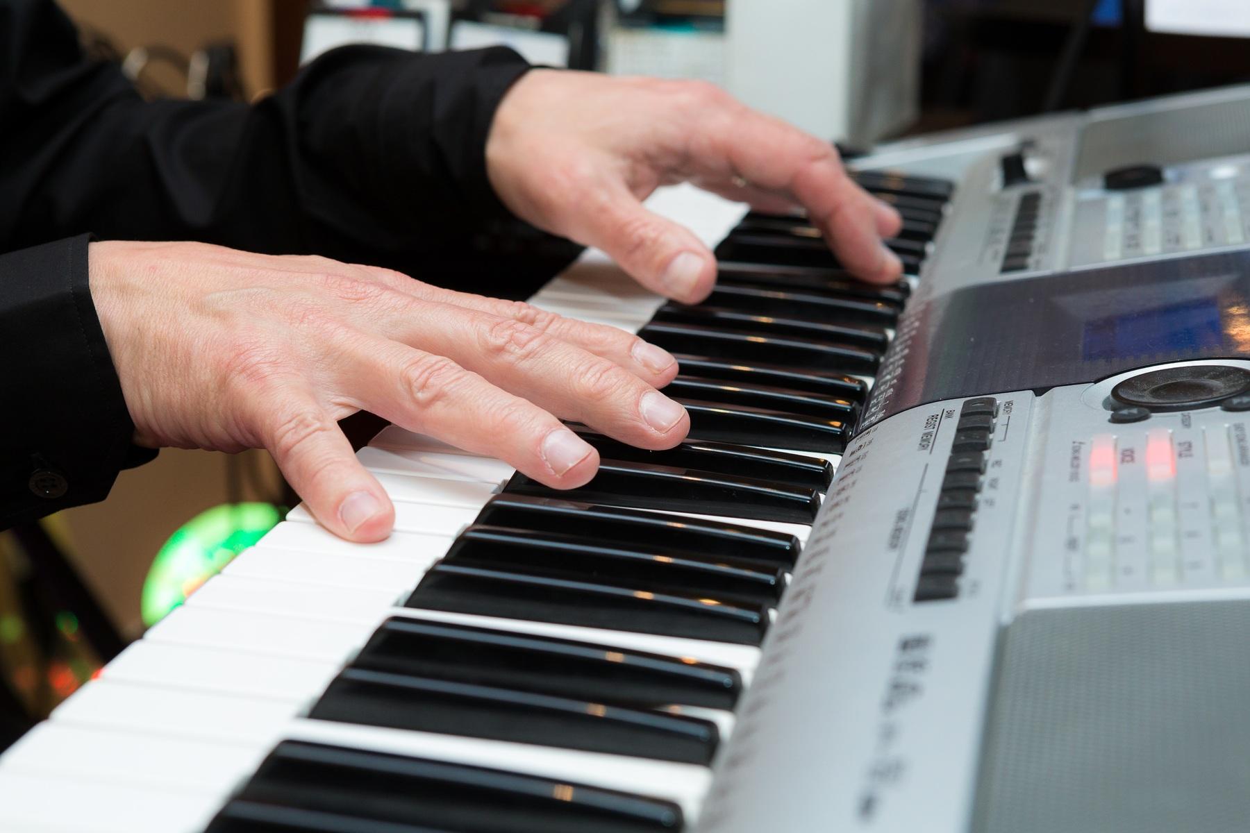 Quels conseils donner aux débutants pour jouer de la musique ?