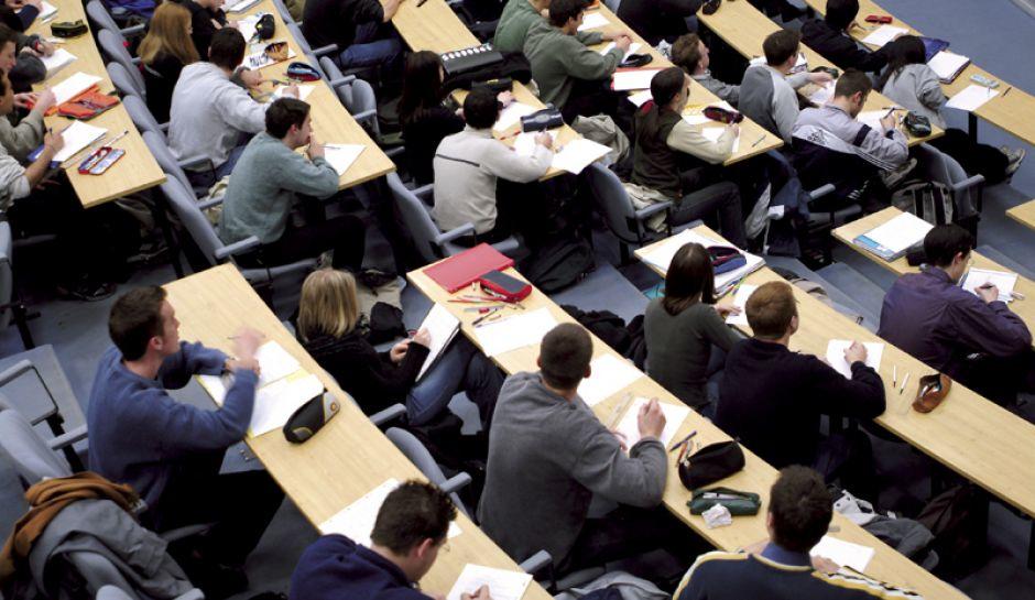 L’enseignement supérieur et le monde de l’entreprise sont durement touchés par le niveau faible d'orthographe.