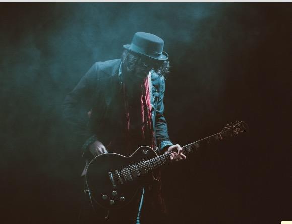 Est-ce d'apprendre à jouer de la guitare avec une ampli ? 