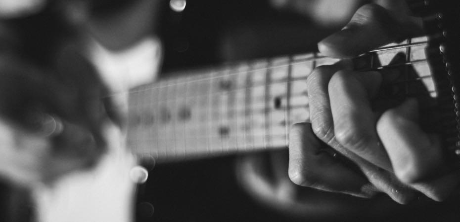 Les origines de la guitare et des cours de guitare.
