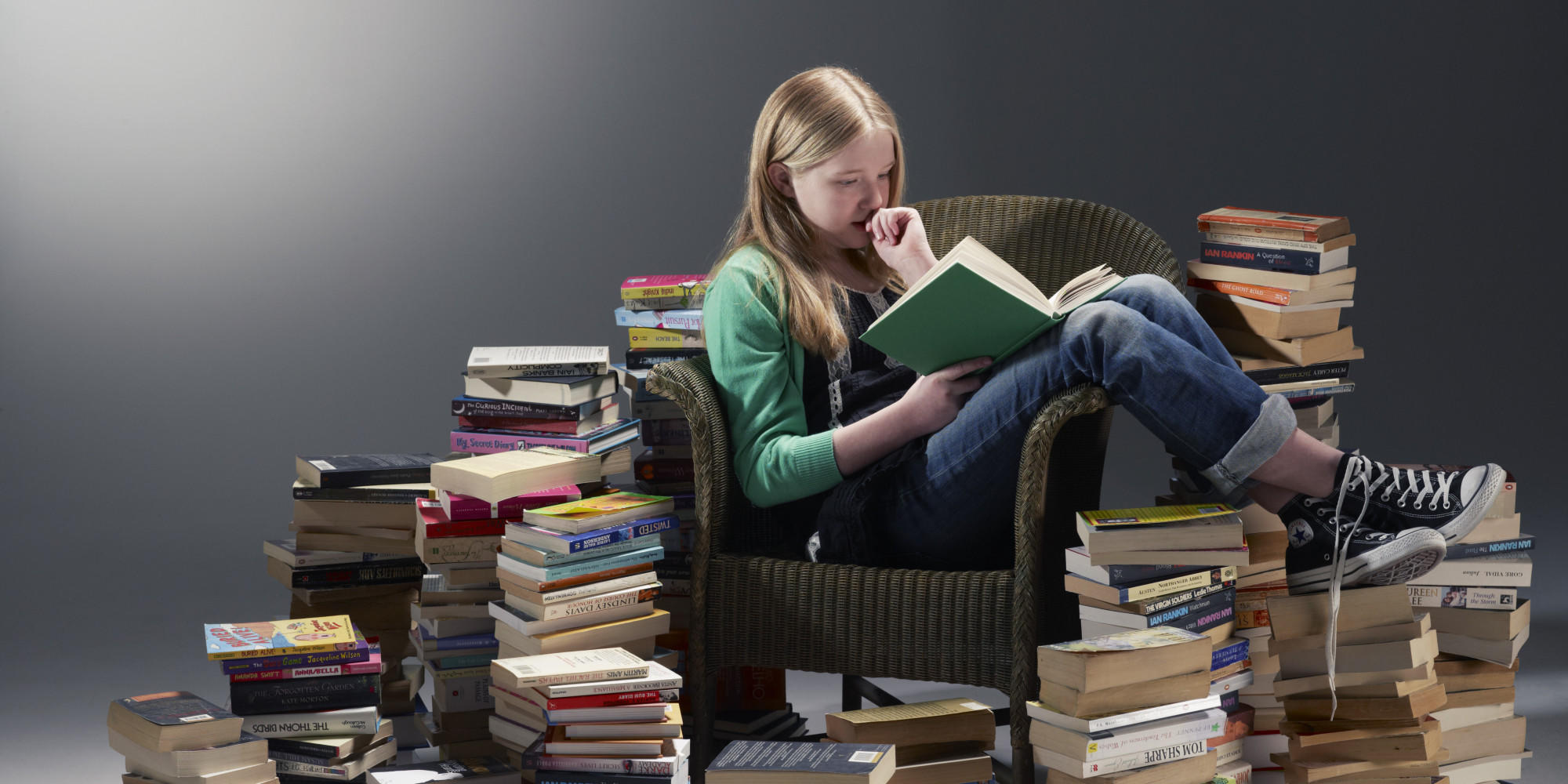 La lecture permet d'améliorer son niveau de français. 