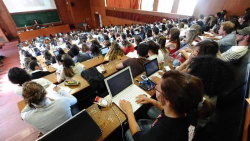 Les universités sont souvent anciennes et très bondées.