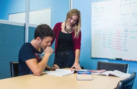Prendre des cours de français pour préparer le brevet de français.