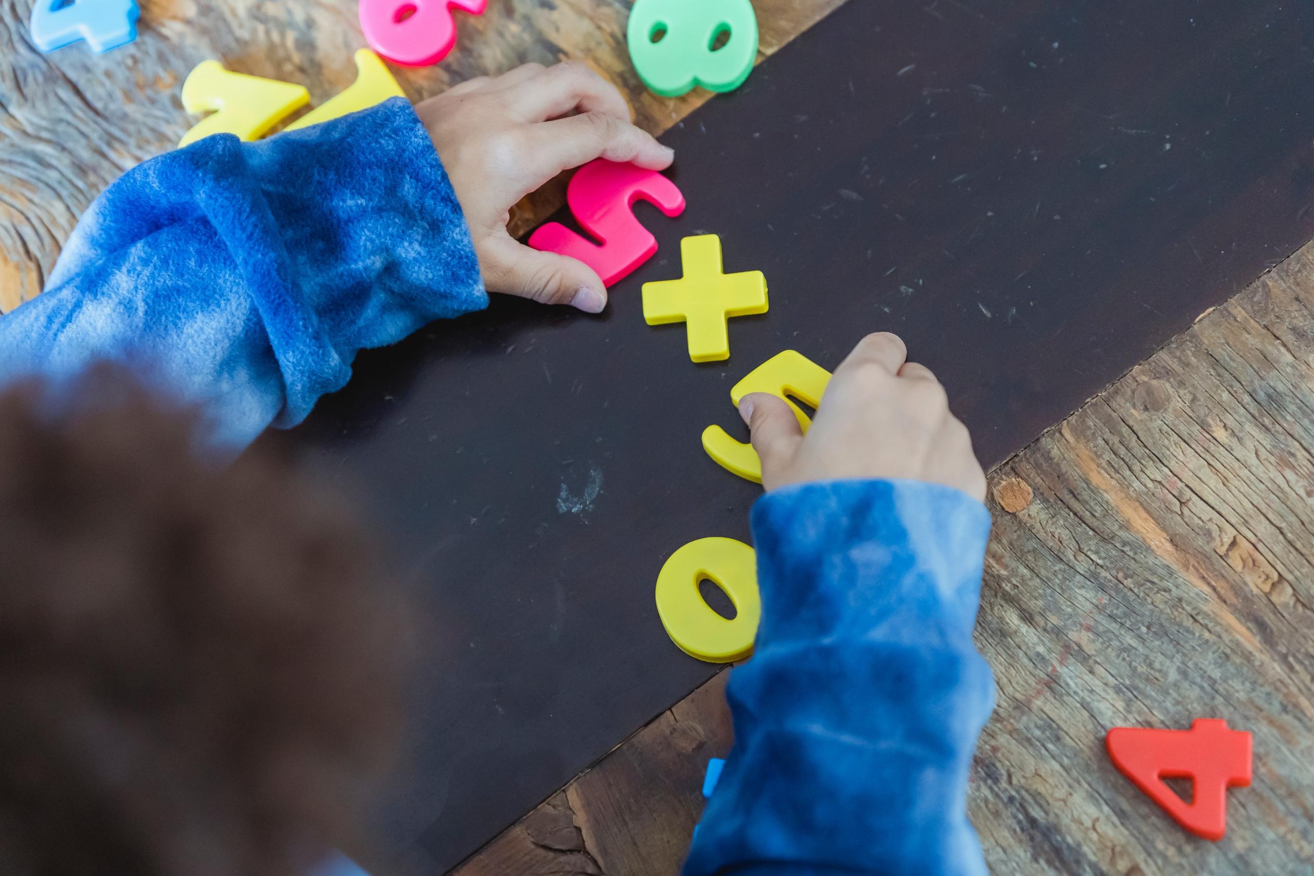 Un enfant qui joue avec des chiffres