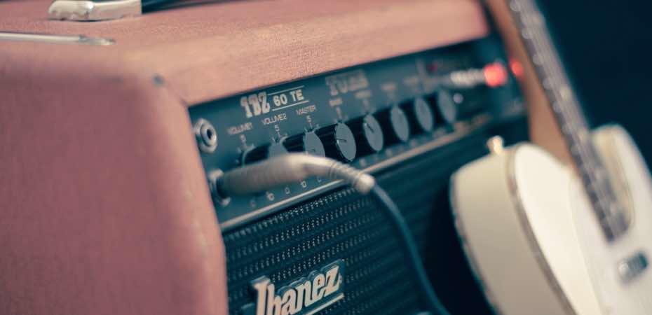 Comment être moins bruyant en jouant de la guitare ?