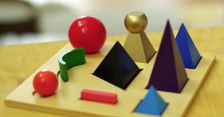 A la différence du système traditionnel des écoles publiques ou privées, les écoles Montessori ont une méthode éducative ouverte.