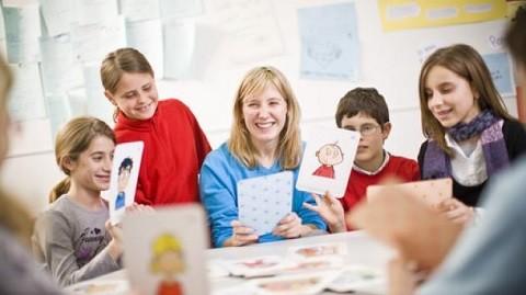 Quelles sont les raisons d'apprendre l'anglais à l'école ? Les cours d'anglais permettent aux élèves de découvrir une nouvelle langue vivante et une nouvelle culture anglaise.