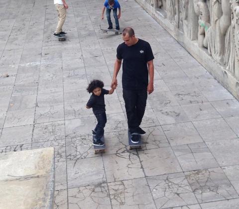 La meilleure façon d'être un bon papa ? Enseignez-lui le skate et partez à l'aventure à 2 !