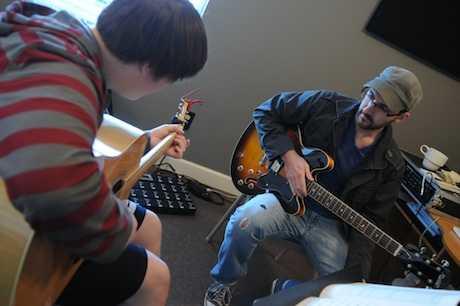 Comment s'exprimer à la guitare avec des cours de guitare à Bordeaux ?