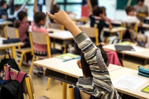 Le prof de français met en valeur le cours de français et il enrichi les méthodes, le vocabulaire et la grammaire de l'élève.