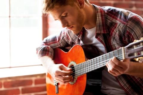Comment améliorer sa qualité de musicien à la guitare ? En apprenant les arpèges et en déchiffrant la musique.