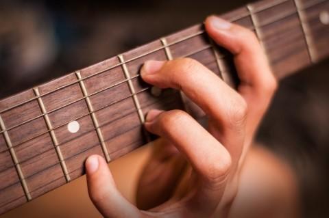 Les différents moyens de poser ses doigts sur le manche de votre guitare.
