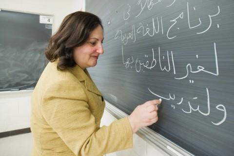 Le professeur d'arabe souligne l'importance de la grammaire, de la syntaxe et de l'orthographe en cours d'arabe.