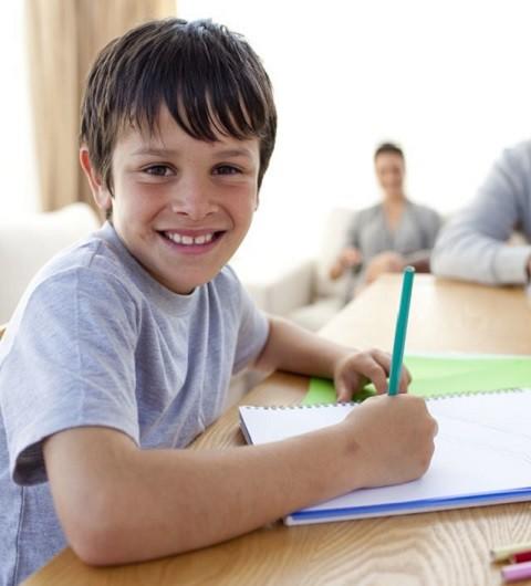 Enfant faisant des exercices d'espagnol, l'élève peut réviser ce qu'il a appris avec son prof d'espagnol.
