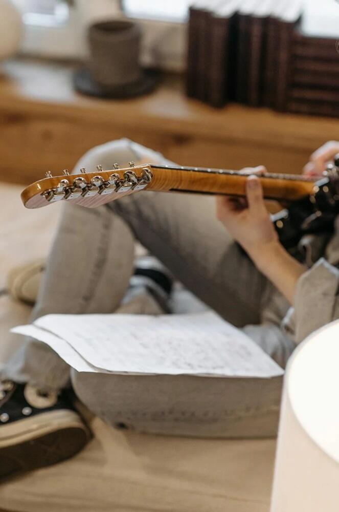 Une guitariste s'entraîne sur son instrument.