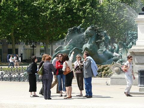 En voyage, quoi de plus agréable pour des touristes étrangers de profiter d'un guide touristique qui parle anglais ? Si vous parlez anglais, mettez vos talents linguistiques à profit pour accueillir des touristes étrangers.