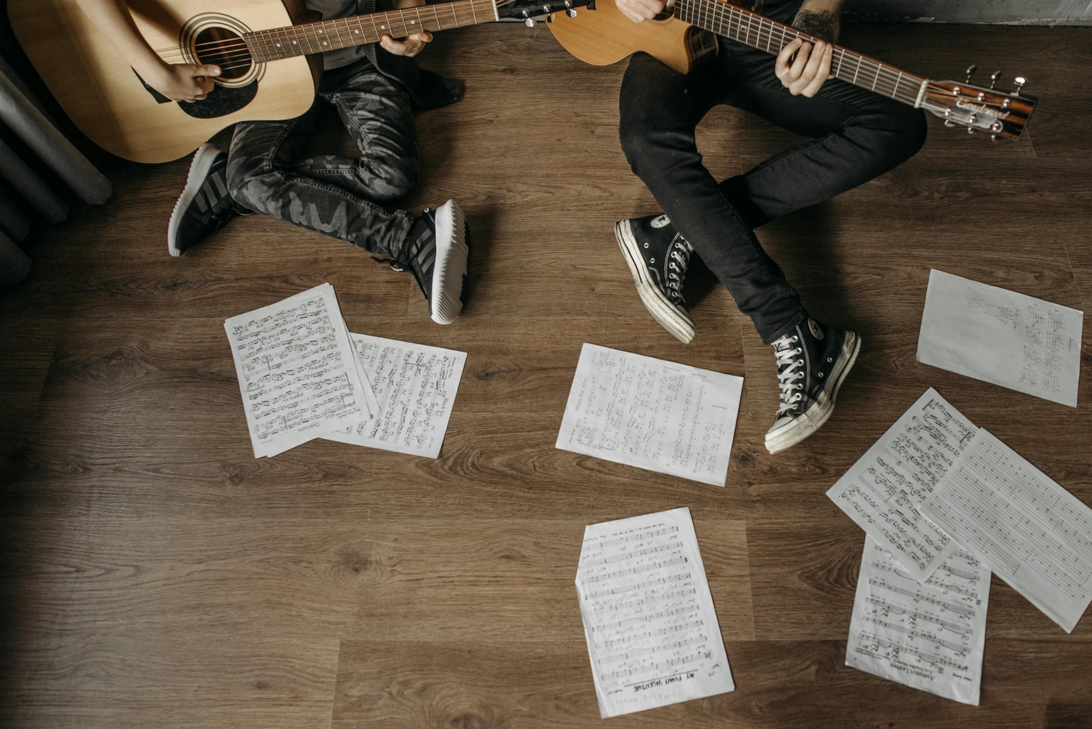 Deux guitaristes jouent ensemble.