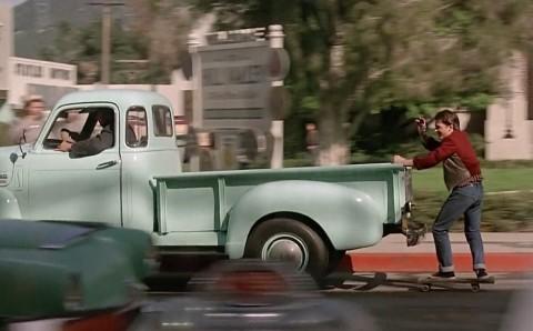 Quelle est la façon la plus cool de faire du skate ? Derrière un pick-up des années 50 bien sûr !