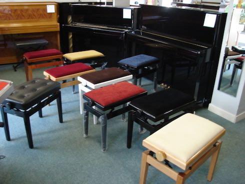 Faut-il un tabouret, un banc ou une chaise pour apprendre le piano ?