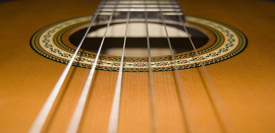 Les techniques pour changer des cordes de guitare.