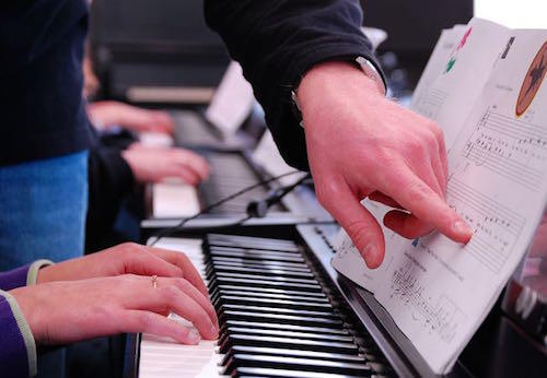 Le métronome, le tabouret et la lampe sont accessoires très utiles pour jouer du piano.
