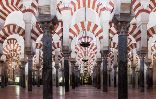 La mosquée, adaptée au culte catholique est consacrée en l'honneur de l'Assomption de la Vierge. Ce patrimoine culturel montre les différences influences de la langue espagnole et castillane. 