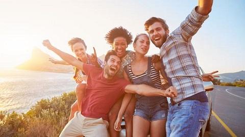 Parler anglais en vacances pour renconter des gens et se faire des amis. Parler anglais quand on est français permet de nouer des liens avec n'importe qui !