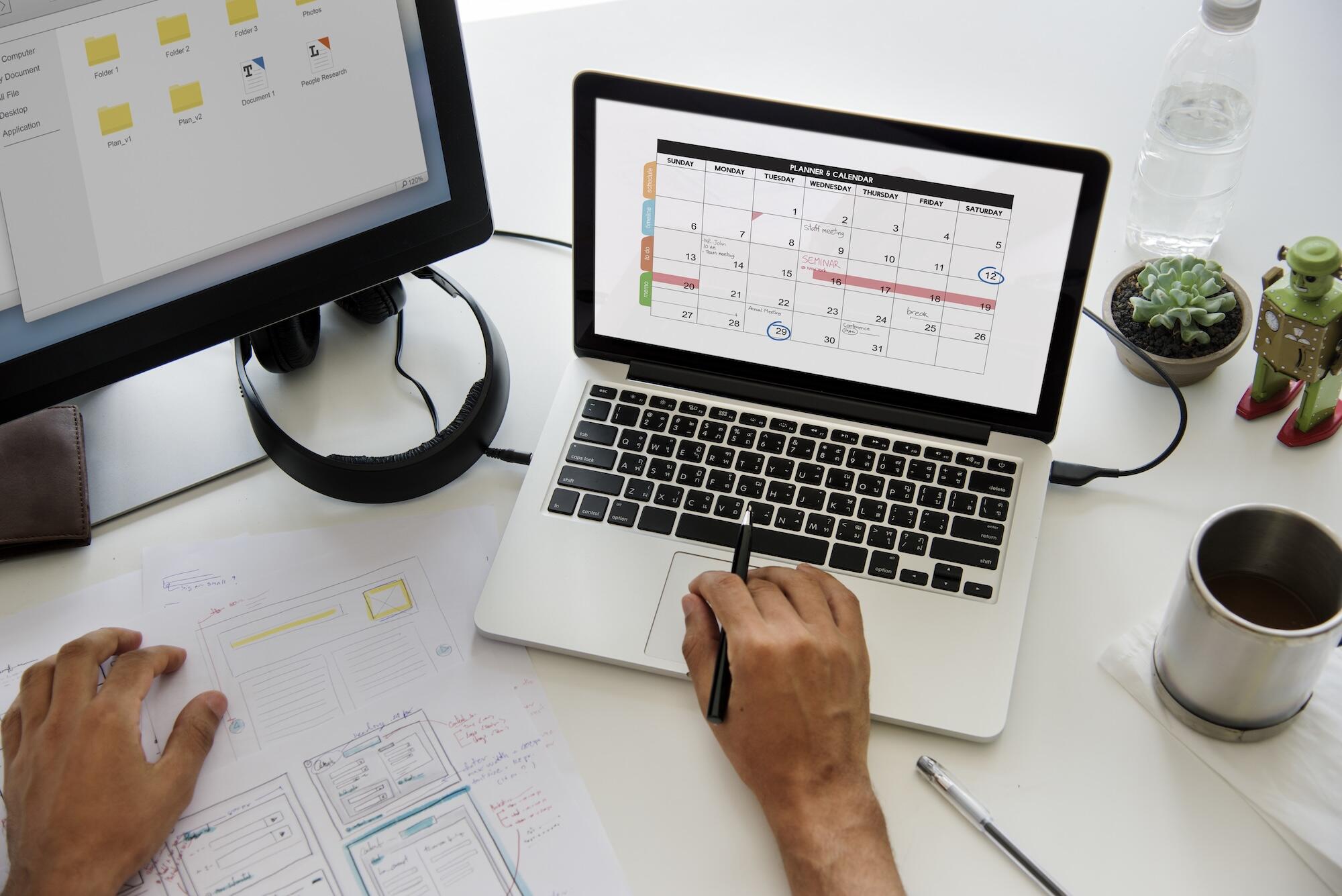 Une personne est sur un ordinateur en train d'organiser son agenda